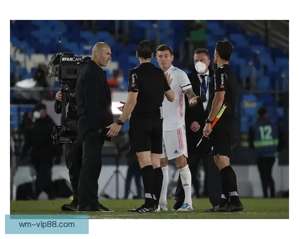 巴萨力克十人马竞七分领跑莱万绝杀拉什福德建功